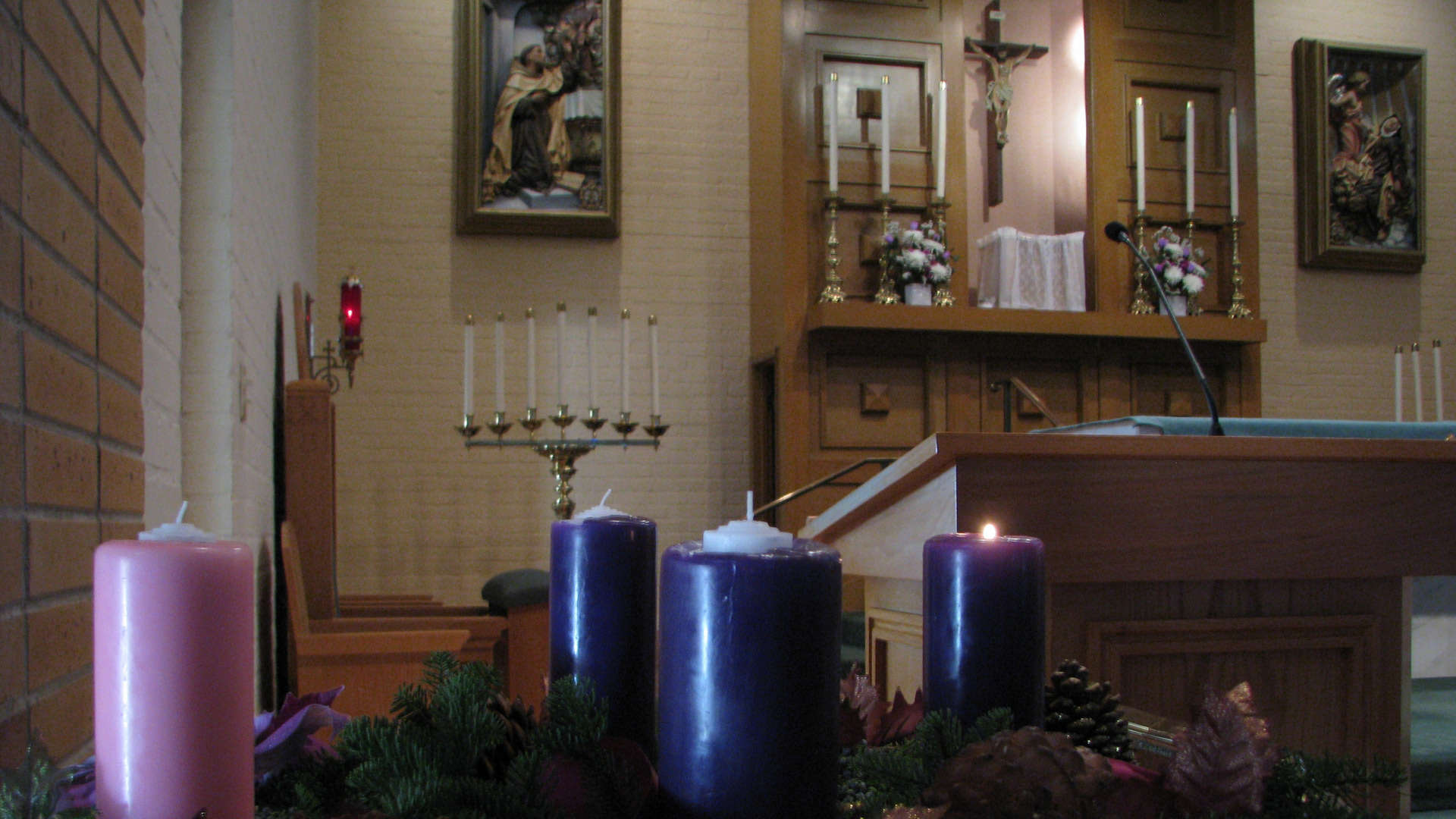 Advent wreath in chapel, 1 candel lit