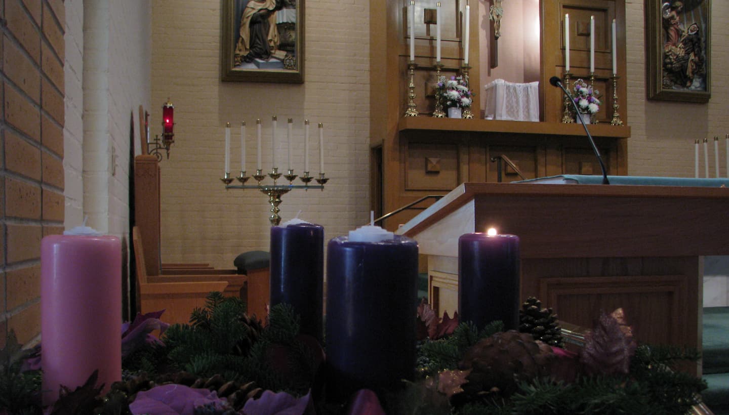 Advent wreath with one candle lit